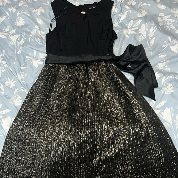 Beautiful fluffy holiday dresss. Size 4 - Picture 1 of 6